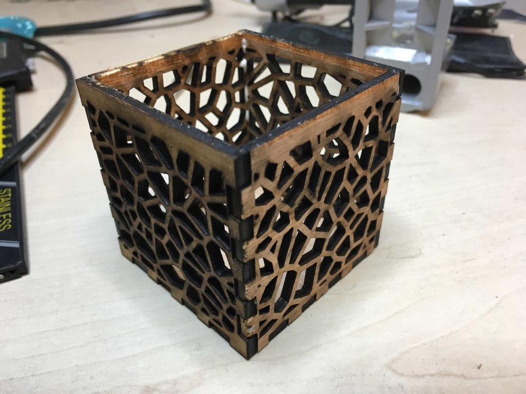 طرح جا شمعی ورونوی مناسب برای استفاده در دستگاه های cnc چوب و cnc لیزر - laser cut voronoi tealight holder svg file