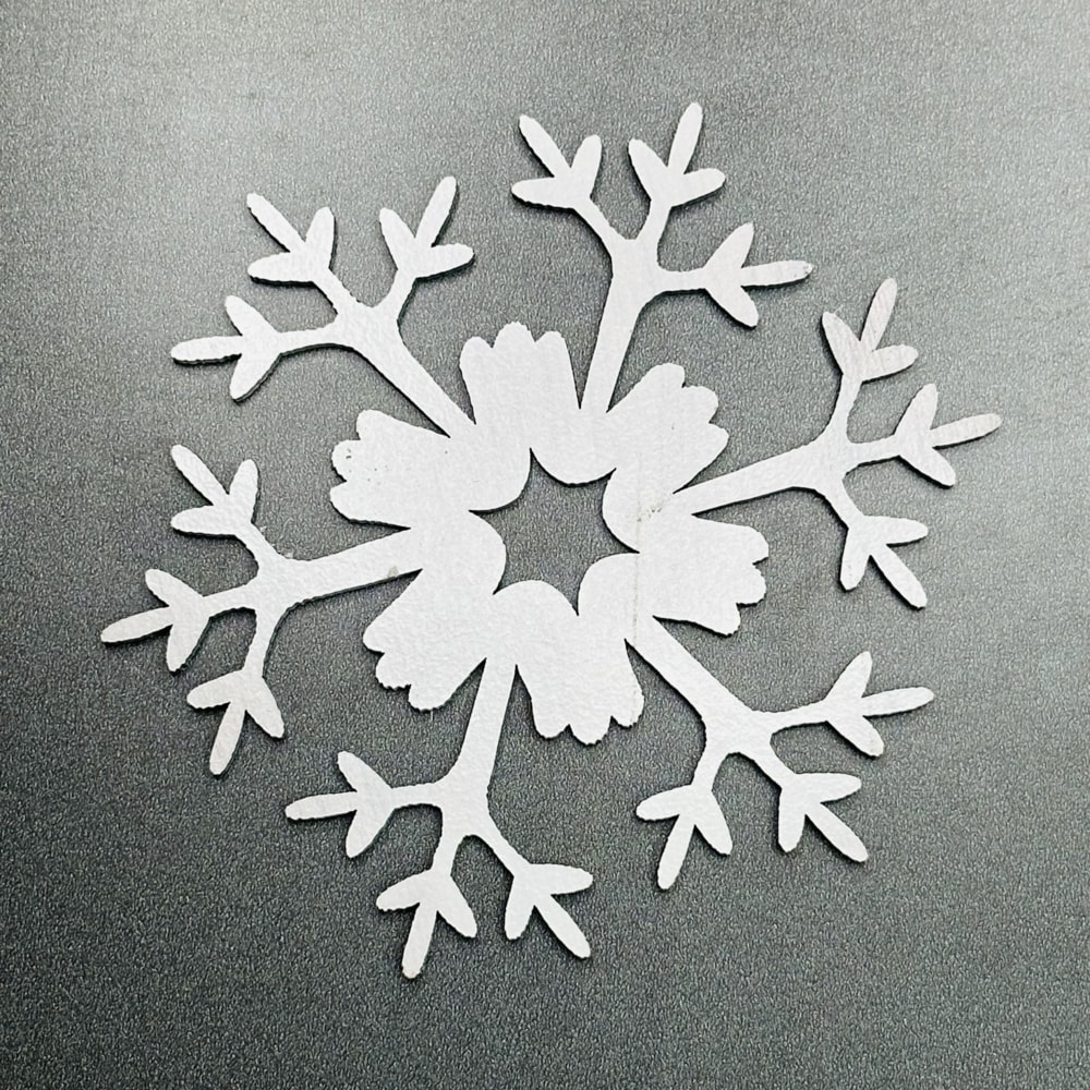 طرح دانه برف گلدار کریسمس مناسب برای استفاده در دستگاه های cnc چوب و cnc لیزر - laser cut christmas floral snowflake svg file