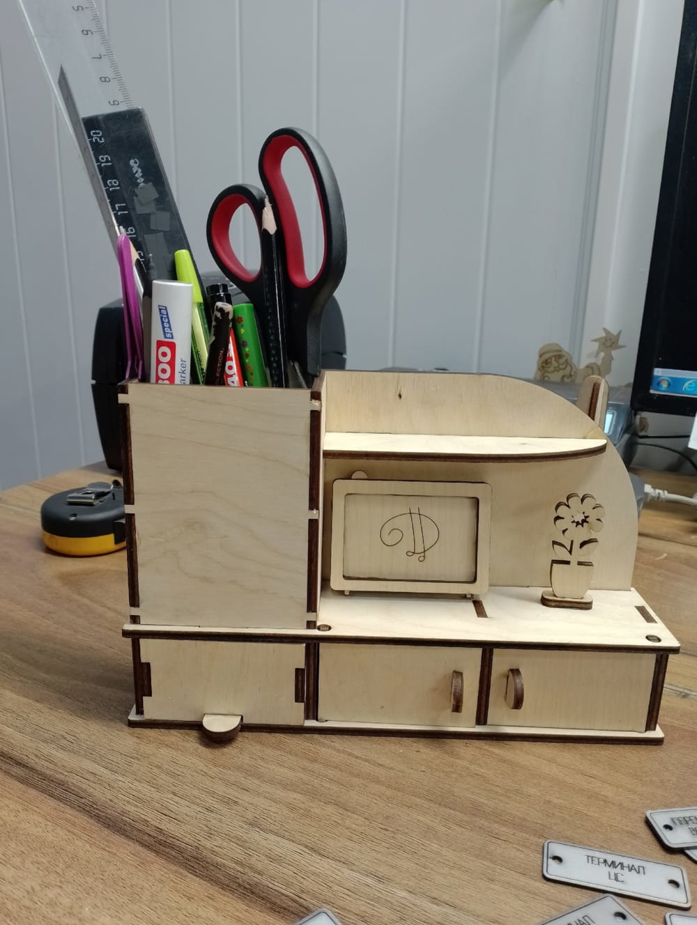 طرح میز آرایش به همراه تلویزیون مینیاتوری مناسب برای استفاده در دستگاه های cnc چوب و cnc لیزر - laser cut desk storage organizer with miniature television cdr file