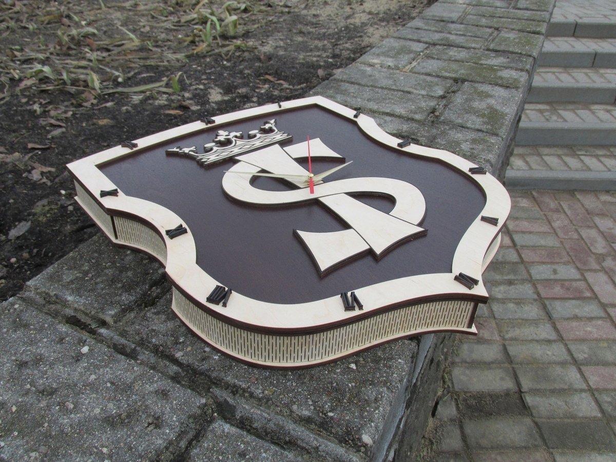 طرح ساعت با آرم و لوگو مناسب برای استفاده در دستگاه های cnc چوب و cnc لیزر - laser cut emblem design clock cdr file