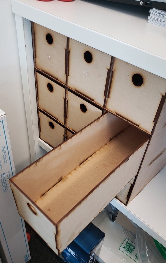 طرح جعبه لوازم التحریر 9 کشو مناسب برای استفاده در دستگاه های cnc چوب و cnc لیزر - laser cut 9 drawer storage organizer dxf file