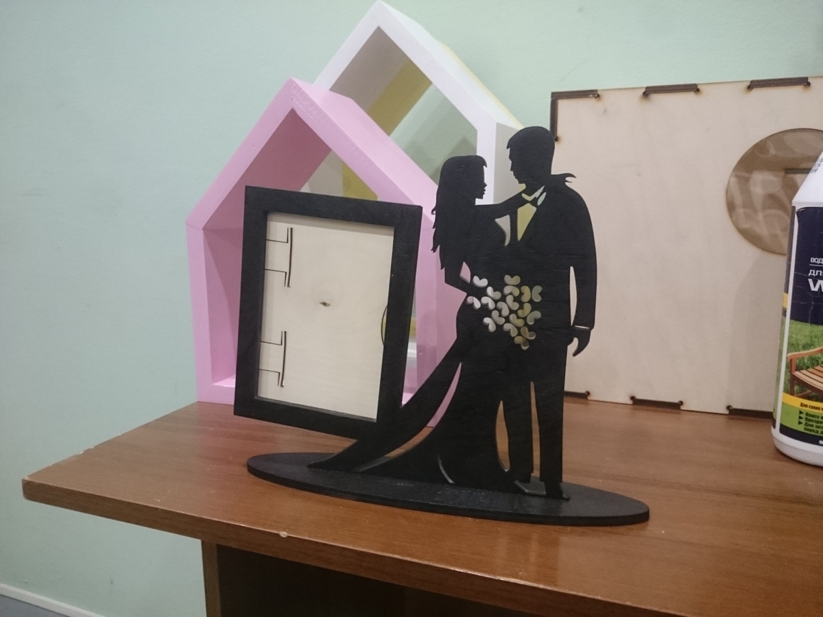 طرح پایه عکس زوج ولنتاین مناسب برای استفاده در دستگاه های cnc چوب و cnc لیزر - valentine couple laser cut photo stand cdr file