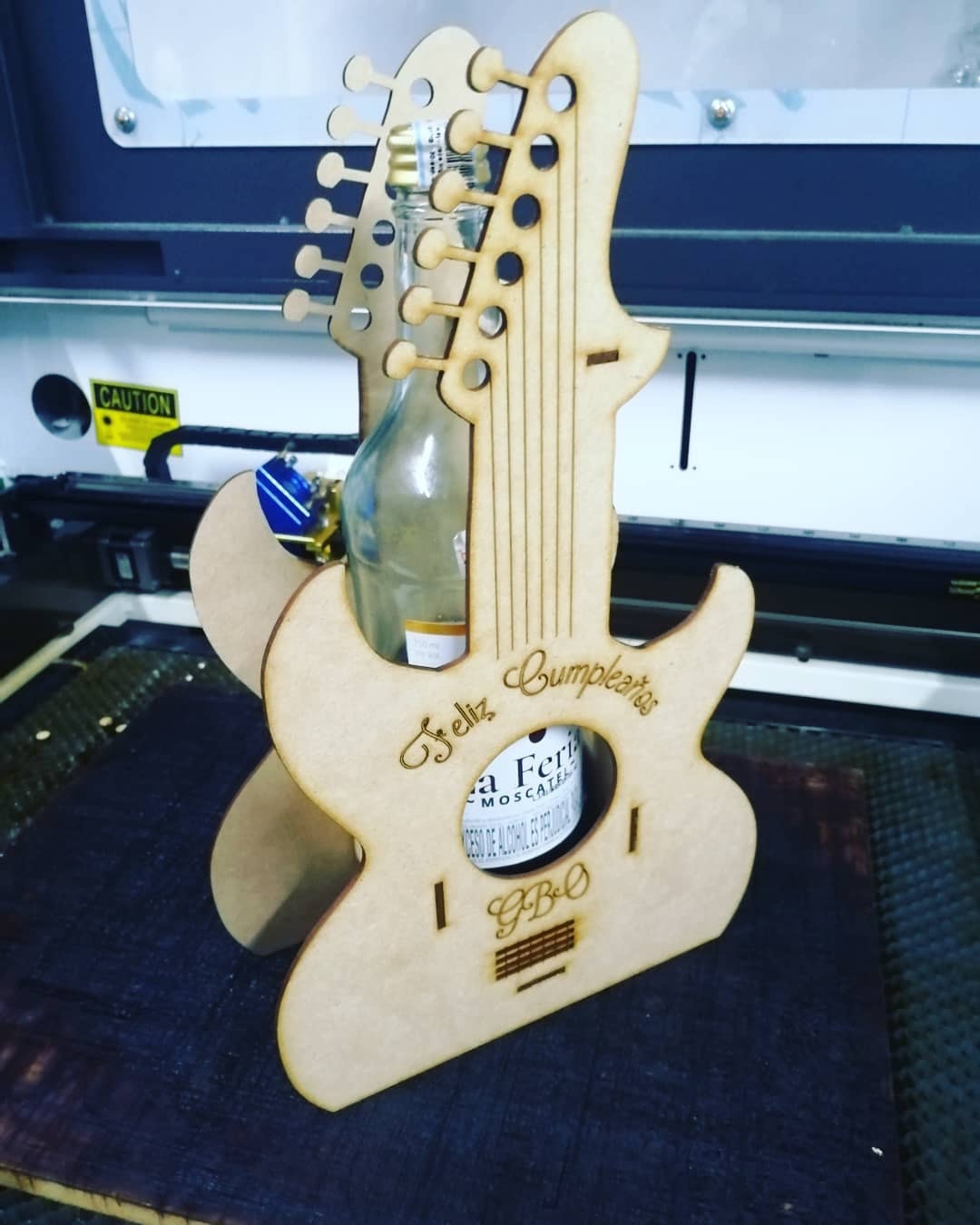 طرح جعبه نوشابه گیتار مناسب برای استفاده در دستگاه های cnc چوب و cnc لیزر - laser cut guitar wine box cdr file