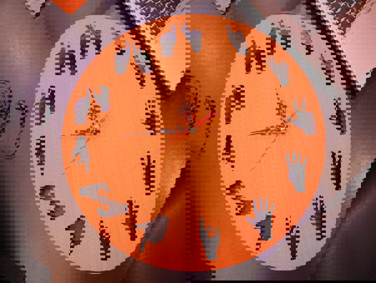 طرح ساعت دیواری طرح حرکات دست مناسب برای استفاده در دستگاه های cnc چوب و cnc لیزر - laser cut hand gestures wall clock cdr file