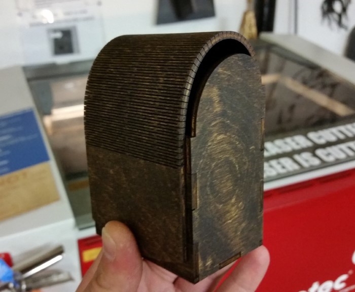 طرح جعبه دکوراتیو با لولای متحرک 3 میلی‌متری مناسب برای استفاده در دستگاه های cnc چوب و cnc لیزر - laser cut deckbox with living hinge 3mm svg file