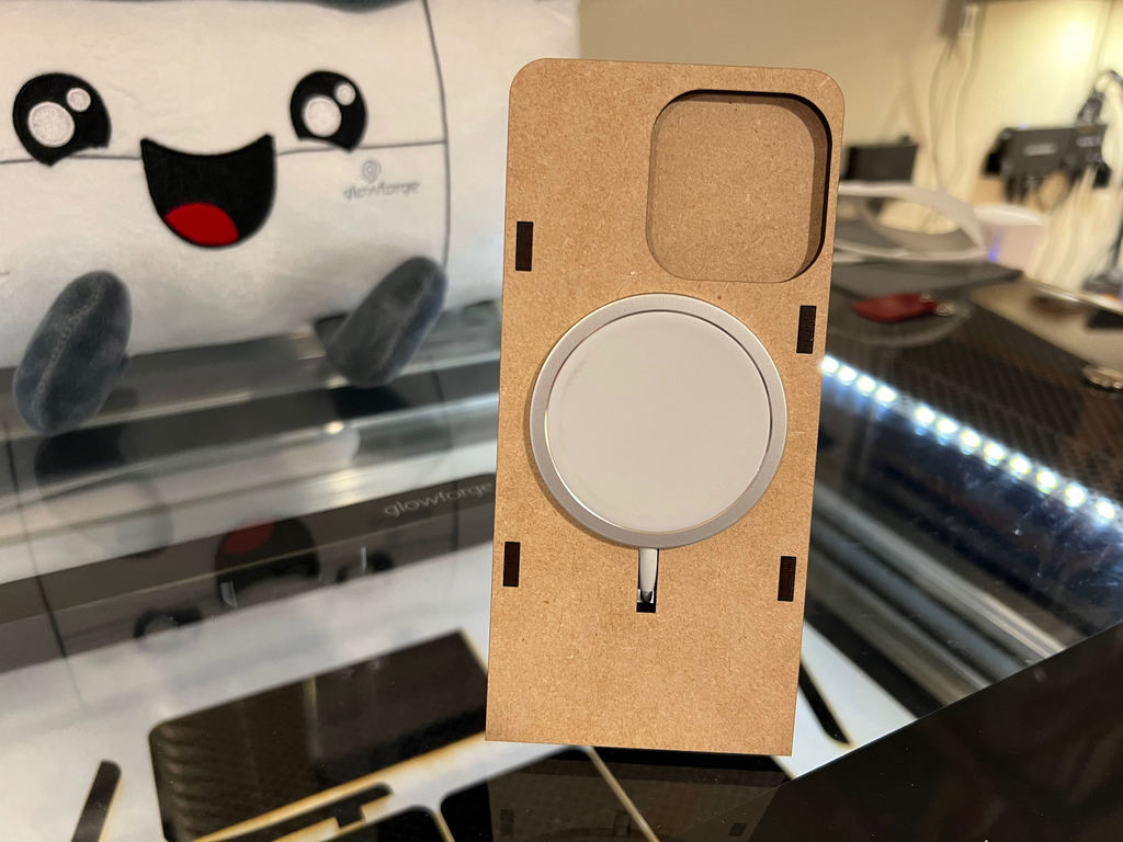 طرح و پایه مگ سیف آیفون ۱۳ پرو مناسب برای استفاده در دستگاه های cnc چوب و cnc لیزر - laser cut iphone 13 pro magsafe stand svg file