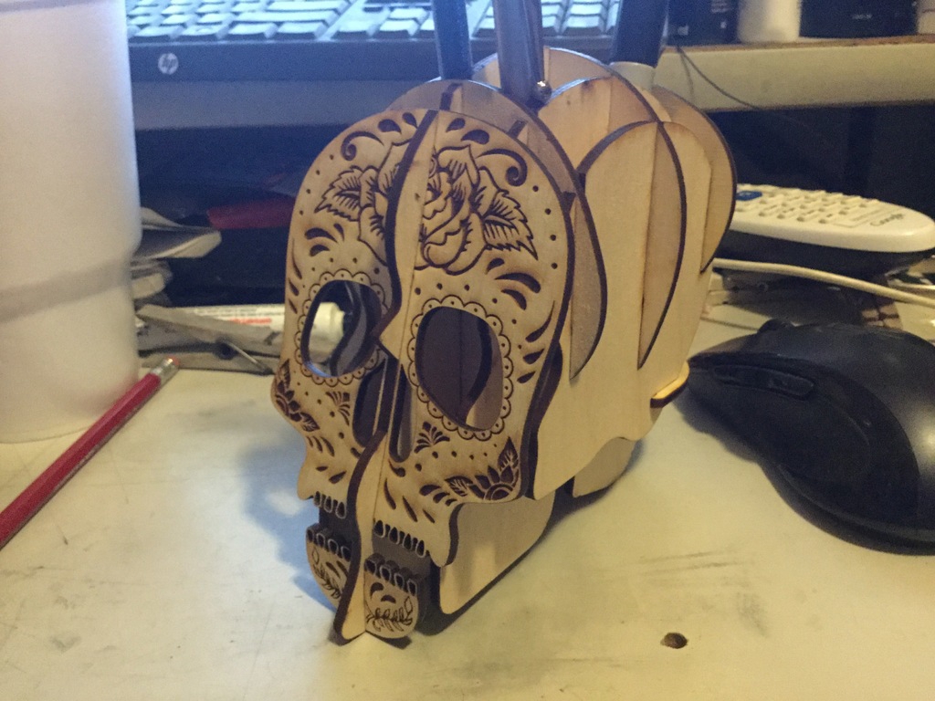 طرح جا خودکاری طرح جمجمه مناسب برای استفاده در دستگاه های cnc چوب و cnc لیزر - laser cut skull pen holder cdr file