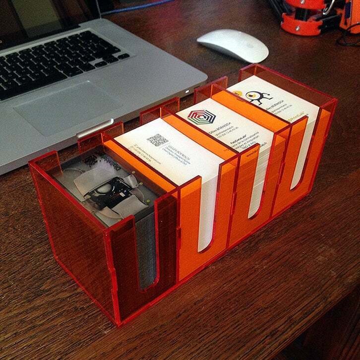 طرح جا کارت ویزیت مناسب برای استفاده در دستگاه های cnc چوب و cnc لیزر - laser cut desktop business card holder dxf file