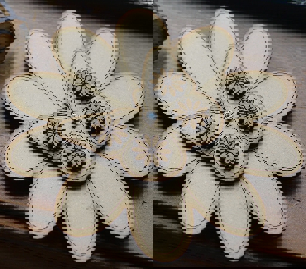 طرح پروانه چرخان روی اسباب بازی گلدار مناسب برای استفاده در دستگاه های cnc چوب و cnc لیزر - laser cut spinning butterfly on flower toy svg file