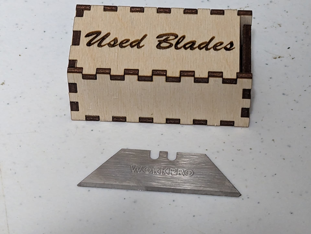 طرح جعبه نگهداری تیغ ریش تراش مناسب برای استفاده در دستگاه های cnc چوب و cnc لیزر - laser cut razor blade storage box svg file