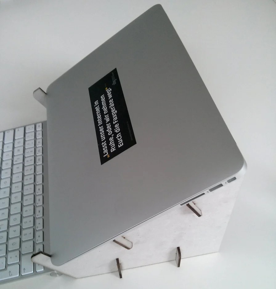 طرح پایه لپ تاپ مک بوک ایر مقوایی مناسب برای استفاده در دستگاه های cnc چوب و cnc لیزر - laser cut cardboard macbook air stand laptop stand svg file
