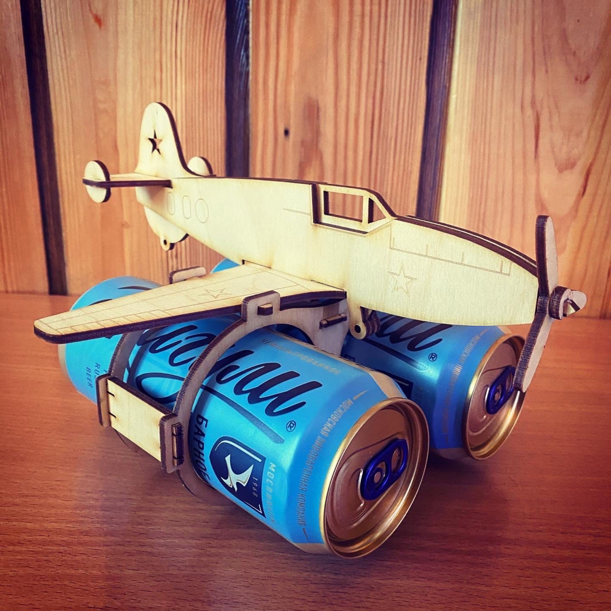 طرح جا نوشابه هواپیما برای تزیین جشن مناسب برای استفاده در دستگاه های cnc چوب و cnc لیزر - laser cut airplane soda can holder party decor cdr file