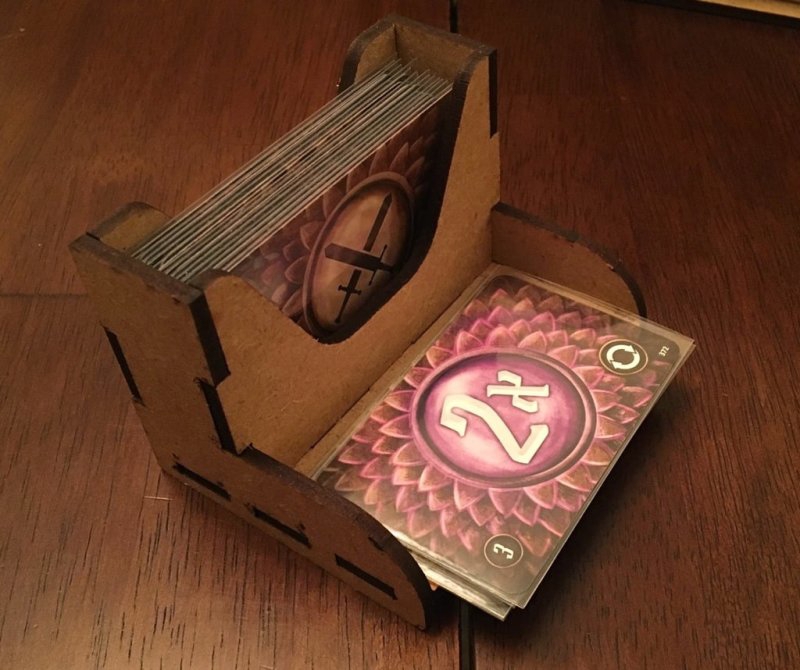 طرح دارنده عرشه نبرد گلوم هیون مناسب برای استفاده در دستگاه های cnc چوب و cnc لیزر - laser cut gloomhaven battle deck holder