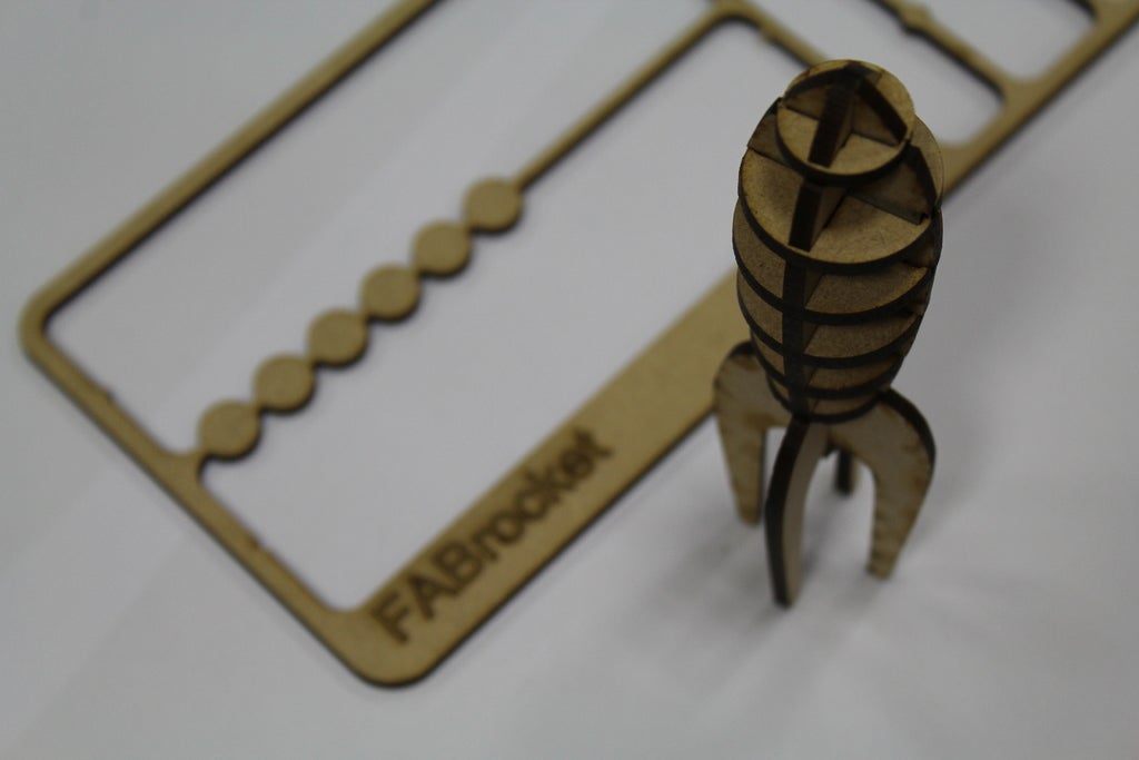 طرح مخصوص اسباب بازی موشک چوبی مناسب برای استفاده در دستگاه های cnc چوب و cnc لیزر - laser cut wooden rocket toy svg file