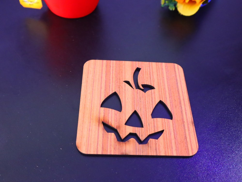 طرح زیرلیوانی هالووین مناسب برای استفاده در دستگاه های cnc چوب و cnc لیزر - laser cut halloween coaster dxf file