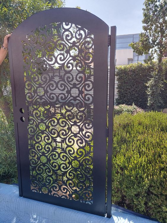 طرح دروازه اصلی شیک مناسب برای استفاده در دستگاه های cnc چوب و cnc لیزر - laser cut stylish main gate design svg file