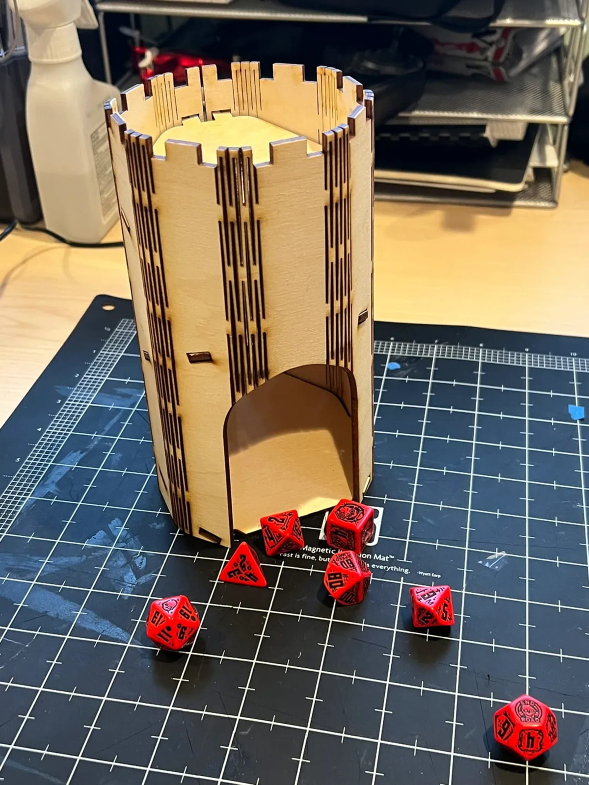 طرح برج تاس با لولاهای متحرک مناسب برای استفاده در دستگاه های cnc چوب و cnc لیزر - laser cut dice tower with living hinges svg file