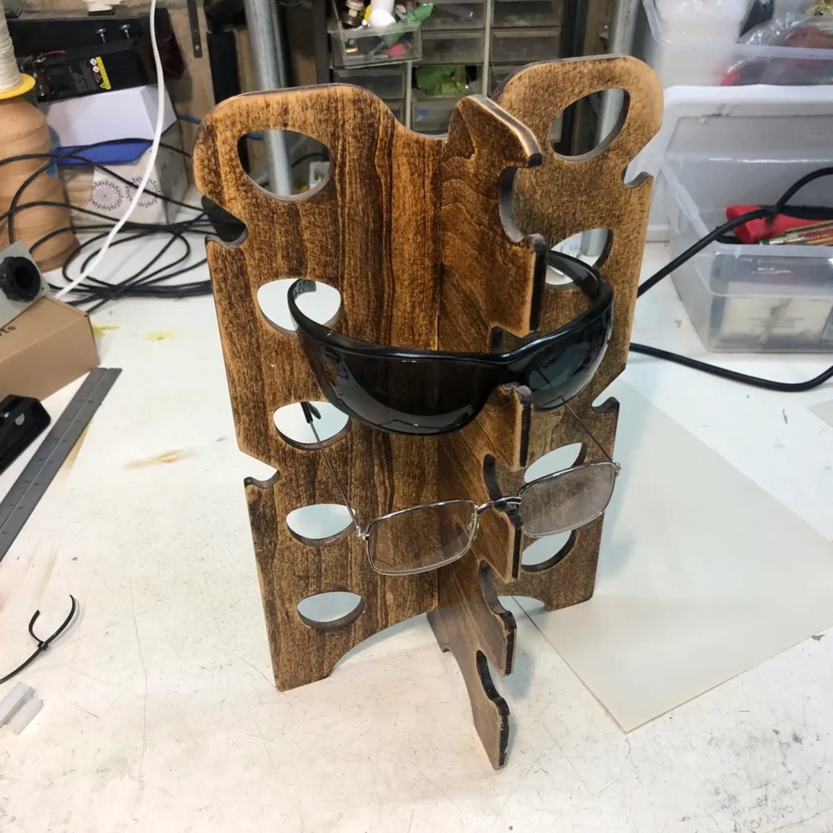 طرح پایه عینک مناسب برای استفاده در دستگاه های cnc چوب و cnc لیزر - laser cut eye glasses display stand dxf file