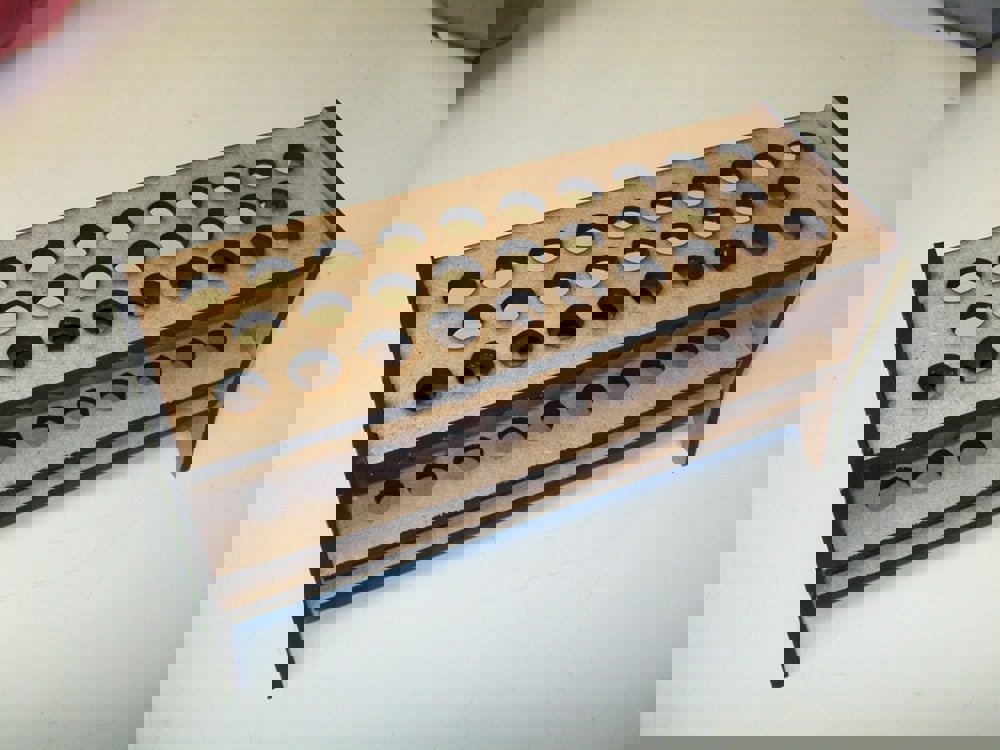 طرح قفسه لوله آزمایش چوبی مناسب برای استفاده در دستگاه های cnc چوب و cnc لیزر - laser cut wooden test tube rack dxf file