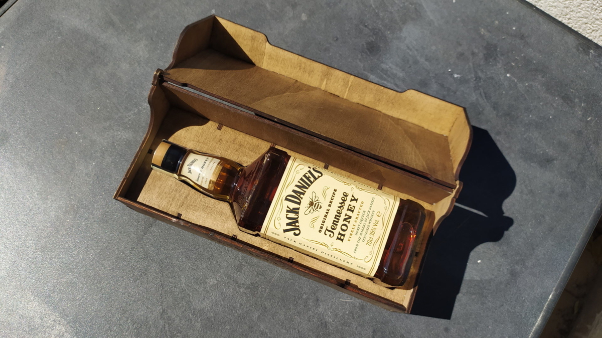 طرح جا بطری ویسکی جک دنیلز مناسب برای استفاده در دستگاه های cnc چوب و cnc لیزر - laser cut jack daniels whiskey bottle holder cdr file