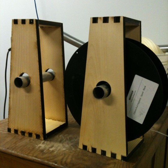 طرح نگهدارنده قرقره فیلامنت مناسب برای استفاده در دستگاه های cnc چوب و cnc لیزر - laser cut filament spool holder