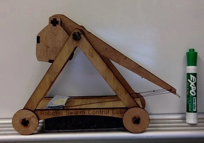 طرح منجنیق رومیزی مناسب برای استفاده در دستگاه های cnc چوب و cnc لیزر - laser cut desktop trebuchet svg file