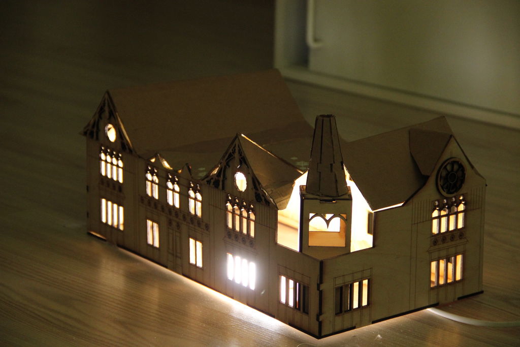 طرح چراغ خواب به شکل خانه مناسب برای استفاده در دستگاه های cnc چوب و cnc لیزر - laser cut house shaped night light lamp cdr file