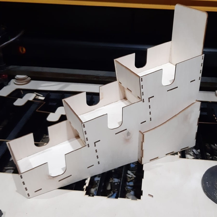 طرح استند ویترین فروشگاهی مناسب برای استفاده در دستگاه های cnc چوب و cnc لیزر - laser cut step display stand retail shelving cdr file