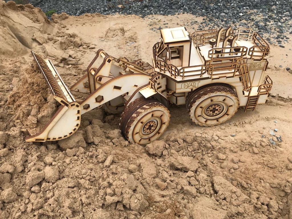 طرح پازل سه بعدی لودر کاترپیلار ۹۹۴ مناسب برای استفاده در دستگاه های cnc چوب و cnc لیزر - laser cut caterpillar 994 wheel loader 3d puzzle cdr file