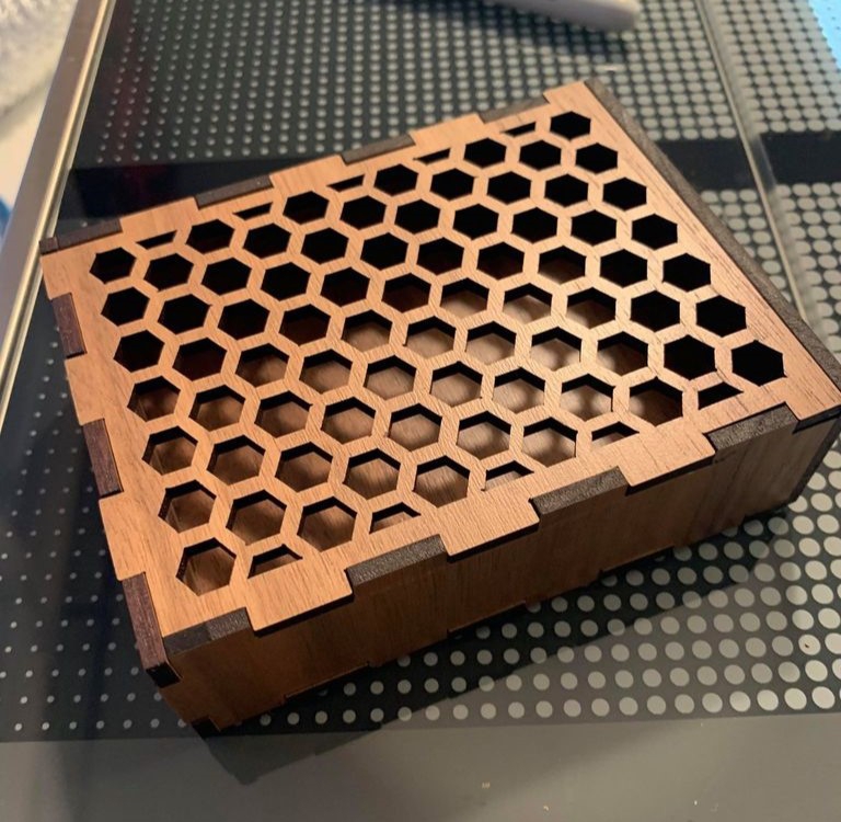 طرح جعبه کارت هدیه ۴ میلی‌متری مناسب برای استفاده در دستگاه های cnc چوب و cnc لیزر - laser cut gift card box 4mm svg file