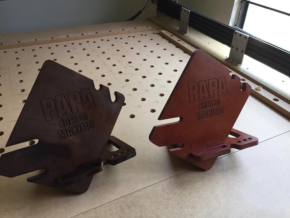 طرح پایه نگهدارنده گوشی موبایل مناسب برای استفاده در دستگاه های cnc چوب و cnc لیزر - laser cut cell phone docking station cdr file