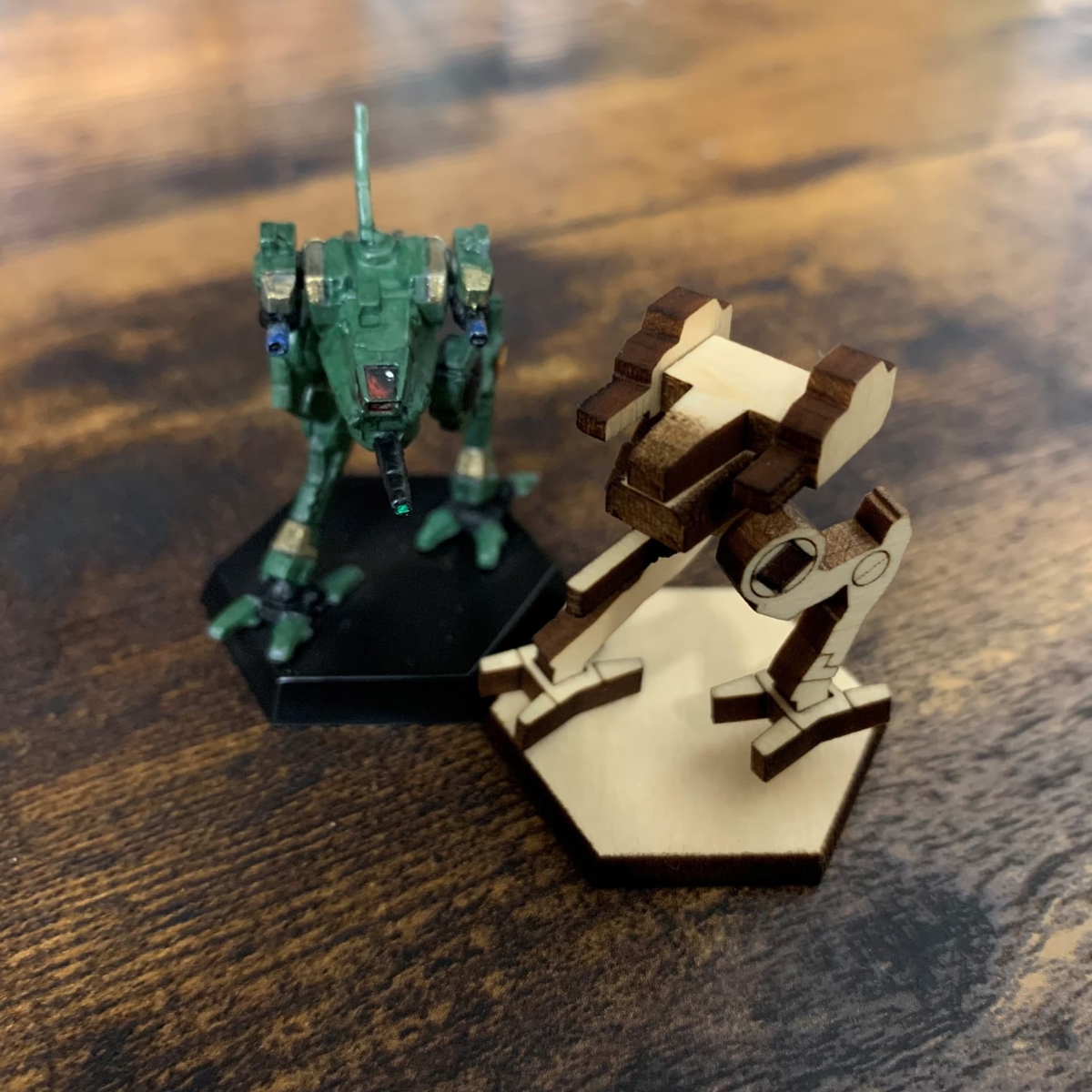 طرح ملخ فناوری نبرد مناسب برای استفاده در دستگاه های cnc چوب و cnc لیزر - laser cut battletech locust svg file