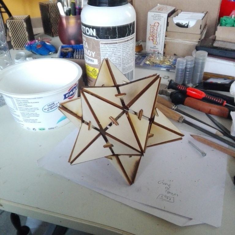 طرح چوب دوازده وجهی کوچک ستاره ای مناسب برای استفاده در دستگاه های cnc چوب و cnc لیزر - laser cut wood small stellated dodecahedron svg file