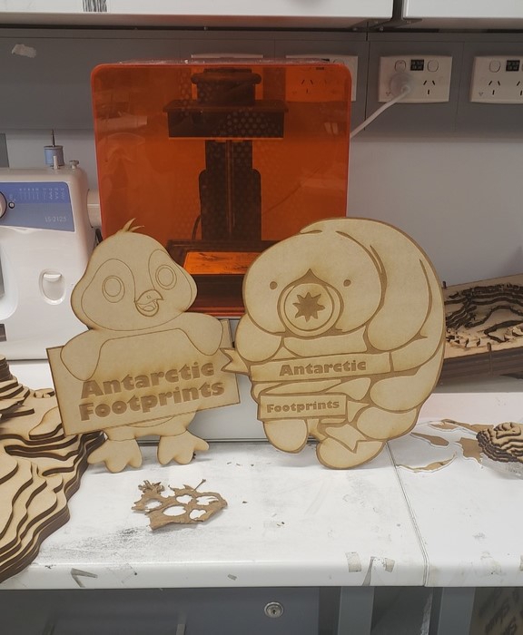 طرح تابلو پنگوئن بامزه مناسب برای استفاده در دستگاه های cnc چوب و cnc لیزر - laser cut cute penguin sign cdr file