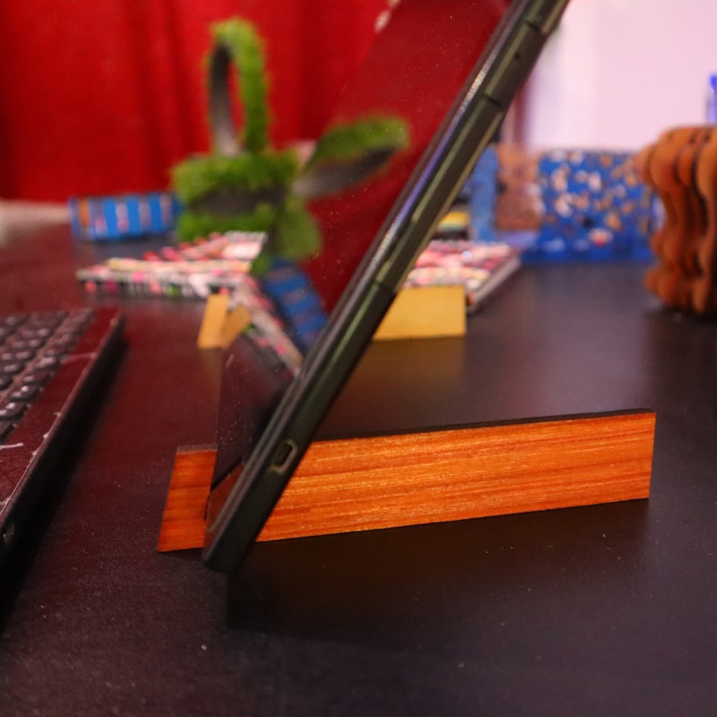 طرح پایه آیپد و پایه لپ تاپ مناسب برای استفاده در دستگاه های cnc چوب و cnc لیزر - laser cut ipad stand laptop stand dxf file