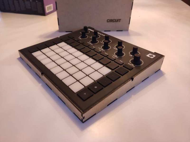 طرح پوشش آهنگ‌های مدار نووییشن مناسب برای استفاده در دستگاه های cnc چوب و cnc لیزر - laser cut novation circuit tracks cover