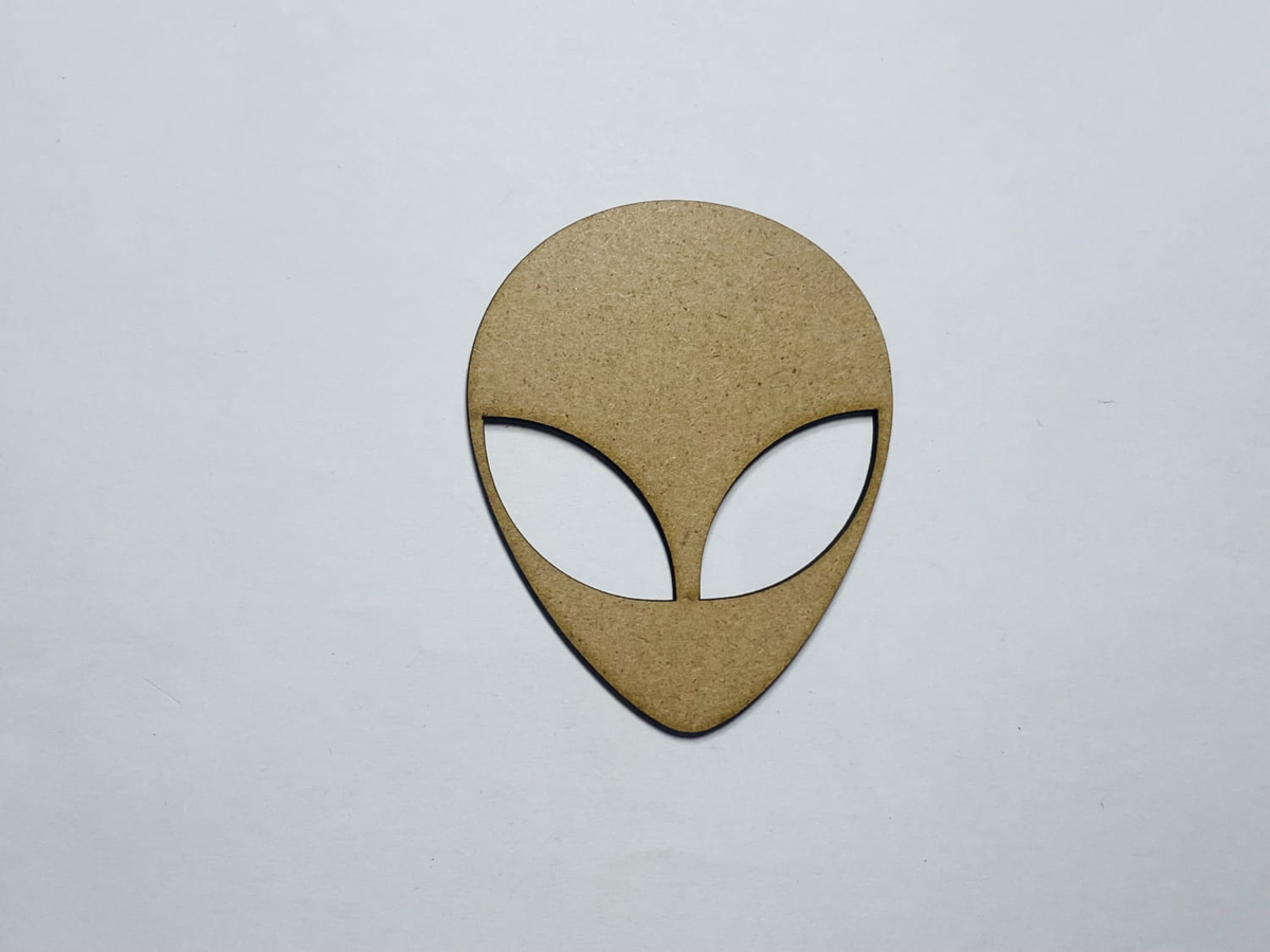 طرح سر موجود فضایی مناسب برای استفاده در دستگاه های cnc چوب و cnc لیزر - laser cut alien head shape unfinished wood cutout cdr file
