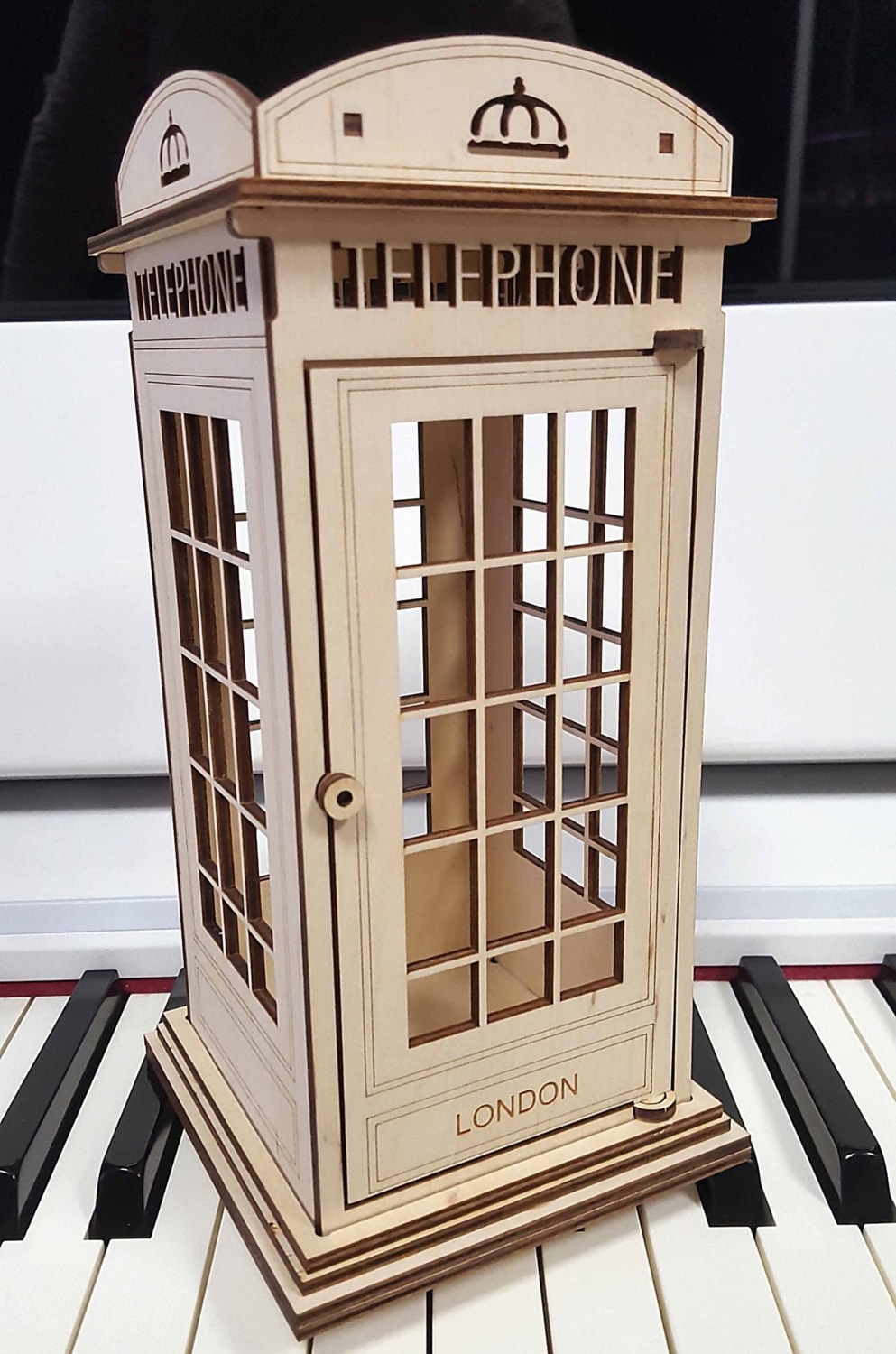 طرح کیوسک تلفن لندن مناسب برای استفاده در دستگاه های cnc چوب و cnc لیزر - laser cut london phone booth decor cdr file