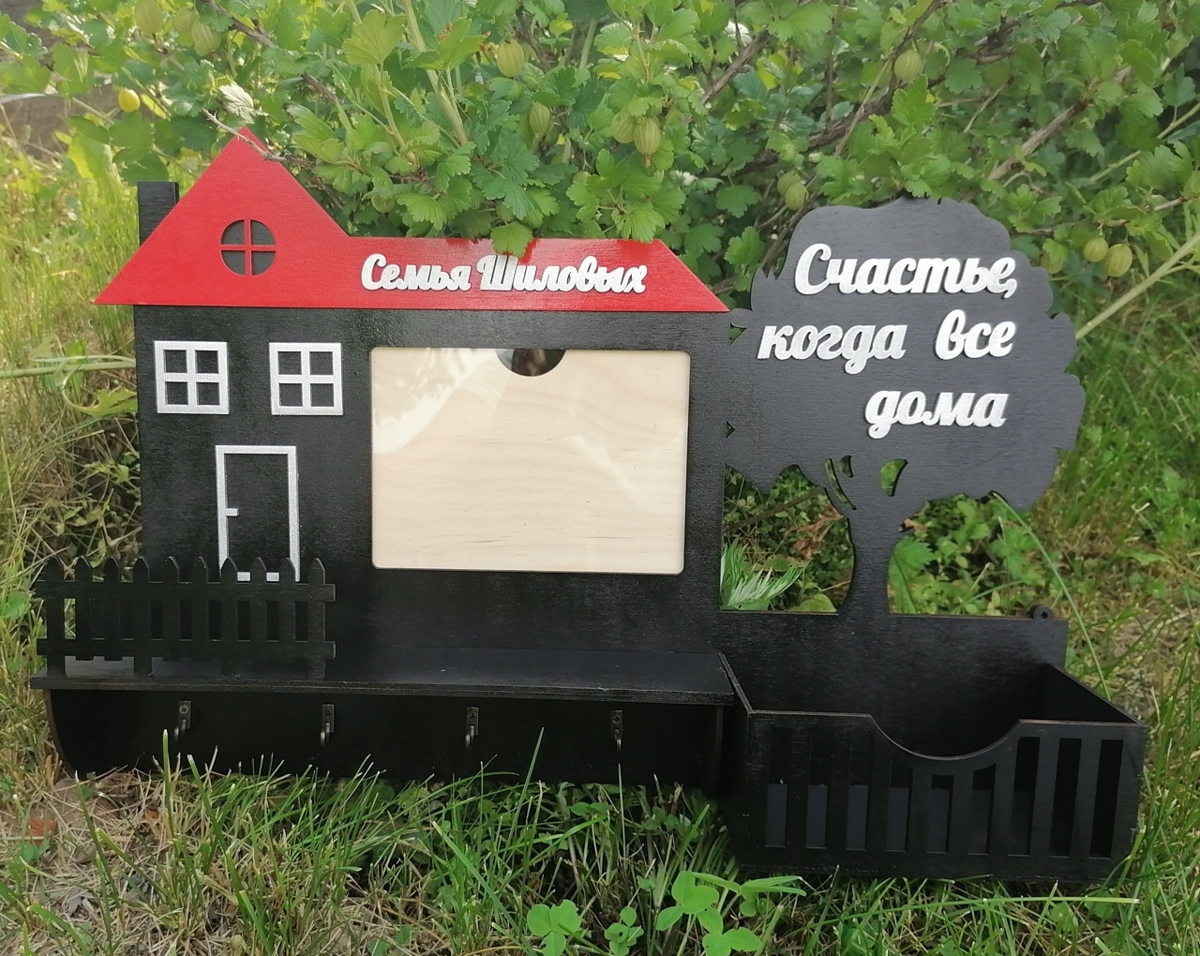 طرح قفسه چوبی تزئینی به همراه قاب عکس و جاکلیدی، مناسب برای استفاده در دستگاه های cnc چوب و cnc لیزر - laser cut decorative wooden shelf with photo frame and key holder cdr file