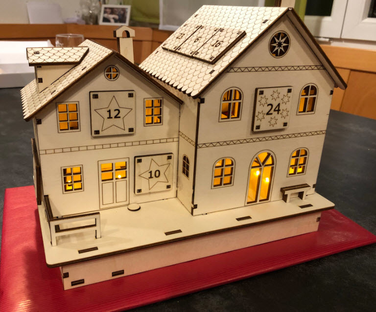 طرح تقویم ظهور مسیح مناسب برای استفاده در دستگاه های cnc چوب و cnc لیزر - laser cut advent calendar house svg file
