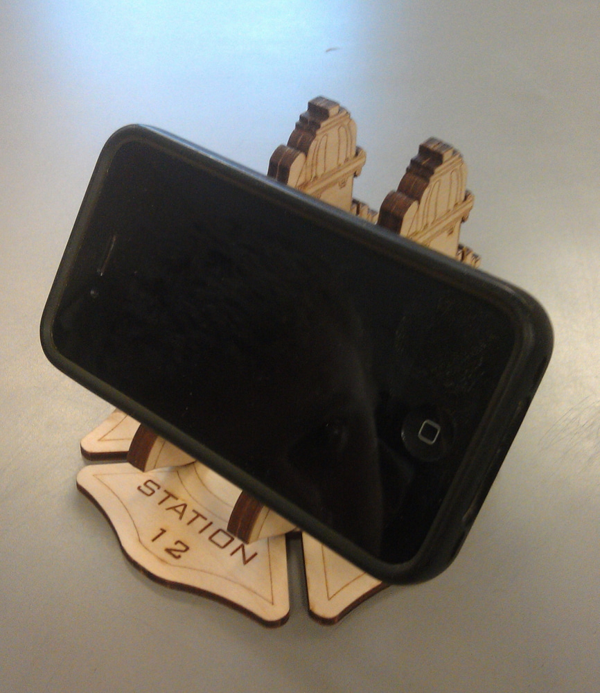 طرح پایه تلفن آتش نشانی مناسب برای استفاده در دستگاه های cnc چوب و cnc لیزر - laser cut firefighter phone stand dxf file