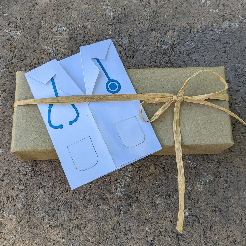 طرح کارت کت سفید مناسب برای استفاده در دستگاه های cnc چوب و cnc لیزر - laser cut white coat card svg file