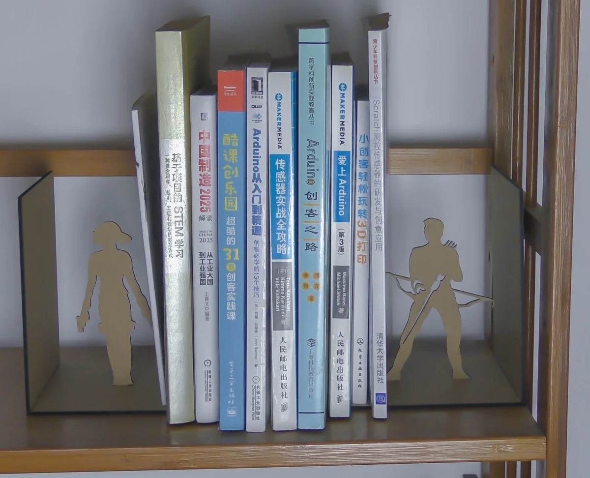 طرح جاکتابی ابرقهرمان مارول مناسب برای استفاده در دستگاه های cnc چوب و cnc لیزر - laser cut marvel superhero bookend book stand dxf file