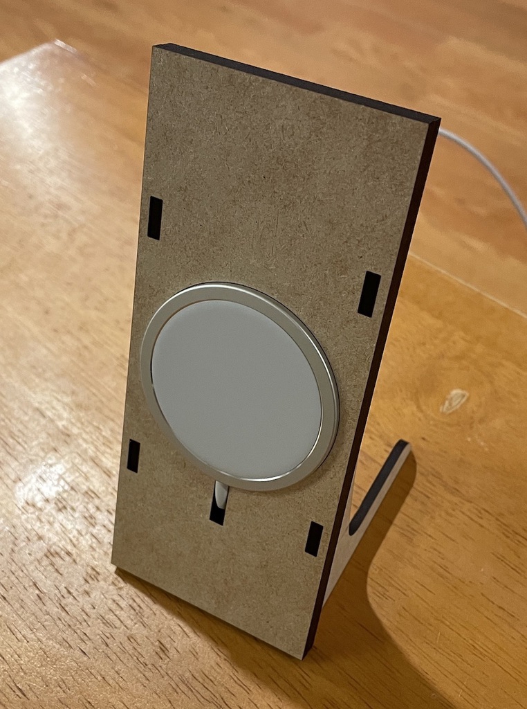 طرح و پایه آیفون مگ سیف مناسب برای استفاده در دستگاه های cnc چوب و cnc لیزر - laser cut iphone magsafe stand svg file