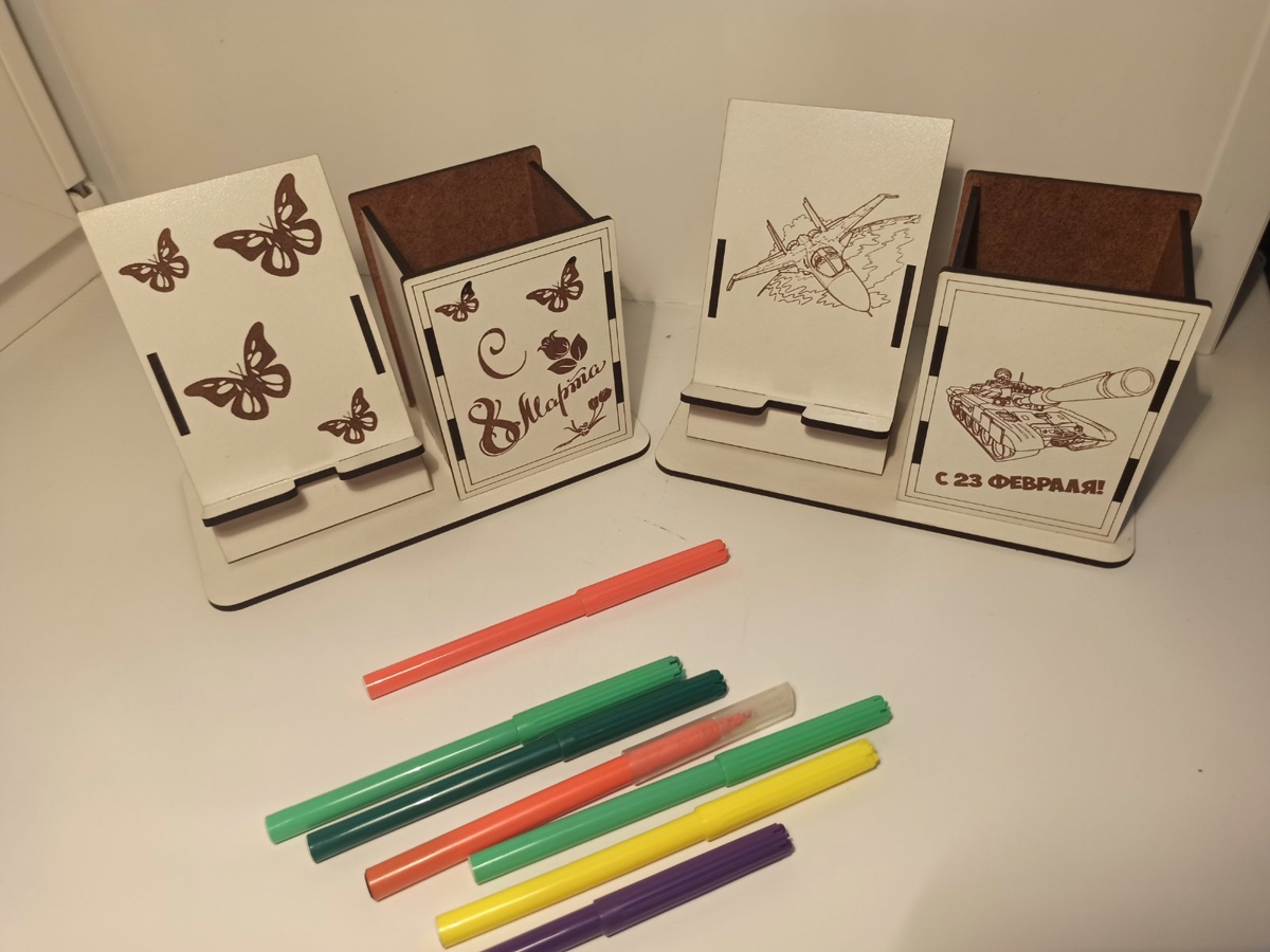 طرح جا مدادی و پایه گوشی مناسب برای استفاده در دستگاه های cnc چوب و cnc لیزر - laser cut pen pencil holder with phone stand cdr file