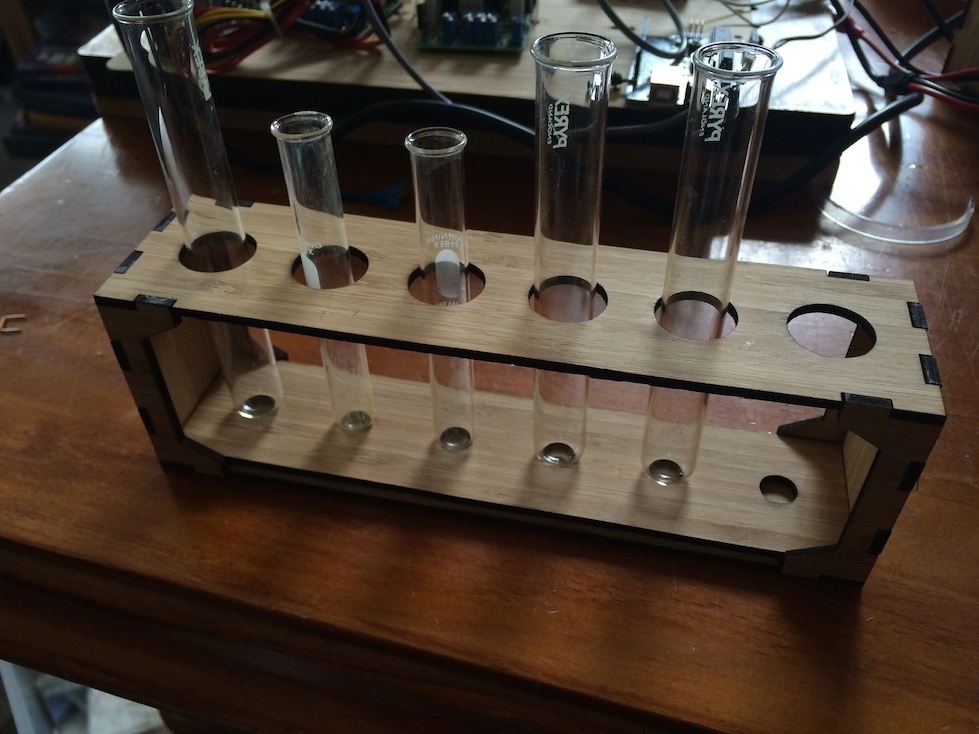 طرح قفسه لوله آزمایش مناسب برای استفاده در دستگاه های cnc چوب و cnc لیزر - laser cut test tube rack dxf file