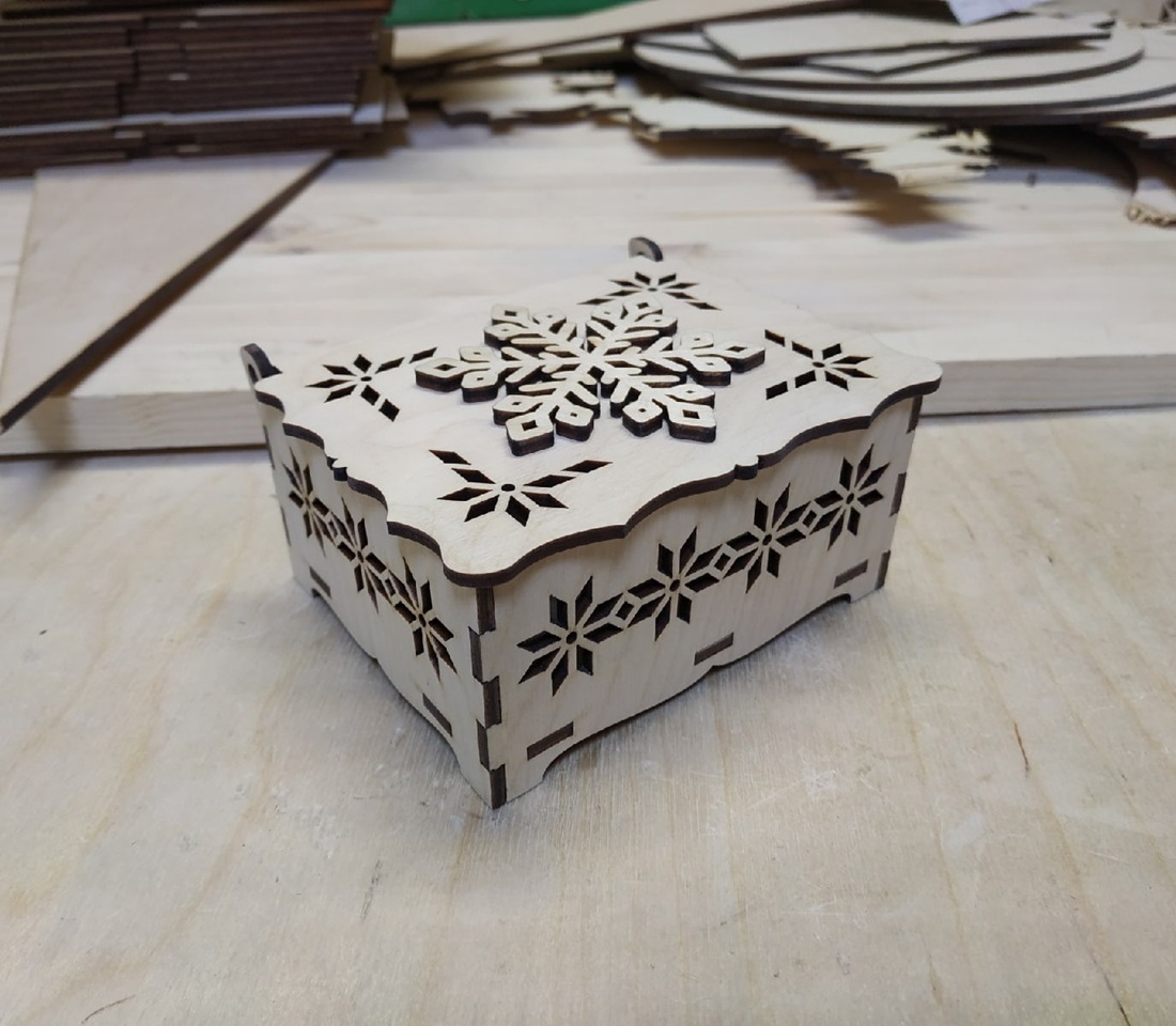 طرح جعبه گل برف مخصوص دکور چوبی مناسب برای استفاده در دستگاه های cnc چوب و cnc لیزر - laser cut snowflake box template wooden decor snowflake favour box cdr file