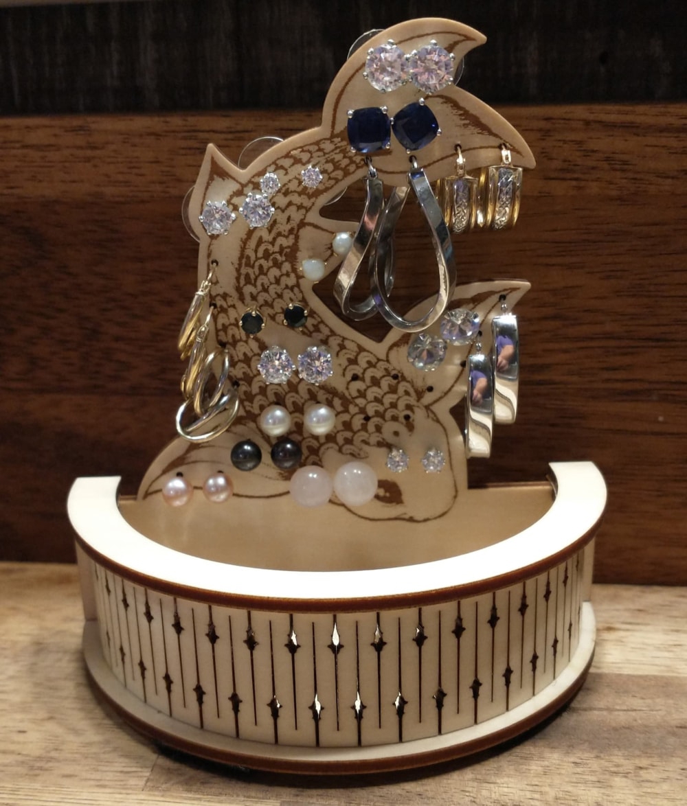 طرح حکاکی لیزری پایه گوشواره ماهی کوی مناسب برای استفاده در دستگاه های cnc چوب و cnc لیزر - laser cut engraved koi fish earring stand cdr file