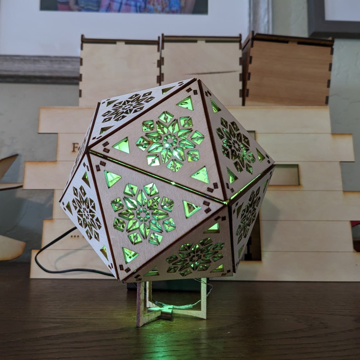 طرح لامپ سایه بیست وجهی مناسب برای استفاده در دستگاه های cnc چوب و cnc لیزر - laser cut icosahedron shadow lamp svg file