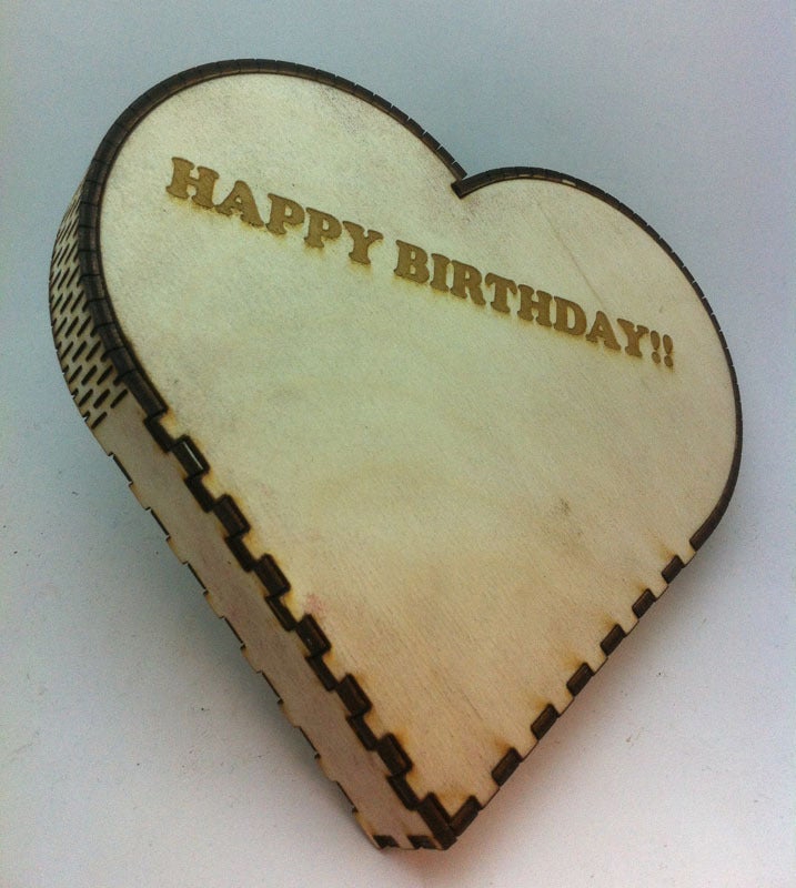 طرح جعبه کادو تولد به شکل قلب مناسب برای استفاده در دستگاه های cnc چوب و cnc لیزر - laser cut heart shape box birthday gift box cdr file